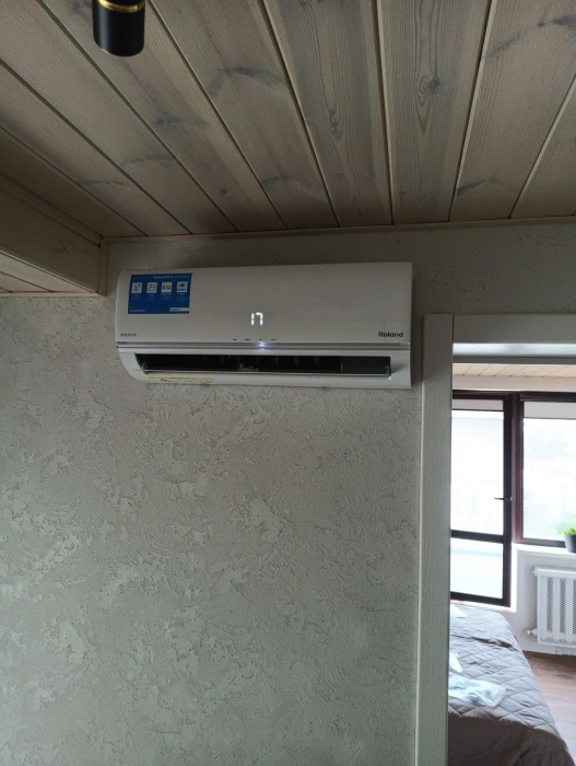 Установка кондиционера воздуха Roland в г. Минске с длиной коммуникаций более 10 метров.